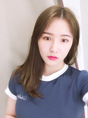 很欧美风，紧身，穿着显胸大，腰部也很收，很百搭