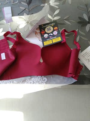 质量很好的，颜色正无味，穿上很漂亮，不愧为是大品牌，没想到这么好，包装特好，还会回购的，快递小哥辛苦了。