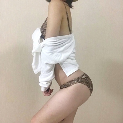 一种想买套这种类型的比基尼，蛇纹有点小小的性感，肩带都是可以调节的，不错哟