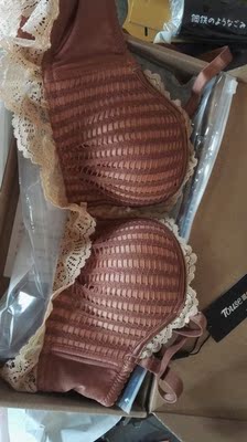 内衣真的好漂亮,特别喜欢。 第一,蕾丝的软的,很舒服 第二,聚拢效果很好,就是有点不收副乳,买的时候也没注意 第三,厚度是正常厚度,特别舒服 内衣真的好漂亮,特别喜欢。 第一,蕾丝的软的,很舒服 第二,聚拢效果很好,就是有点不收副乳,买的时候也没注意 第三,厚度是正常厚度,特别舒服