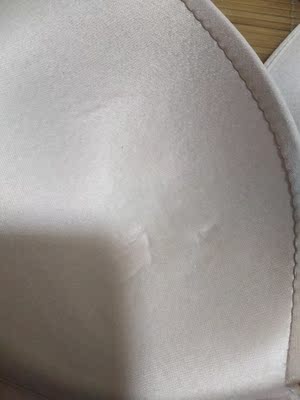 优点:布料柔软,手感好,尺码准 缺点:走线不是很整齐,中间有点敷衍,海绵和布料不是特别贴合,还有,买了两个,一个正常,一个不知道为什么仿佛受了什么摧残 优点:布料柔软,手感好,尺码准 缺点:走线不是很整齐,中间有点敷衍,海绵和布料不是特别贴合,还有,买了两个,一个正常,一个不知道为什么仿佛受了什么摧残