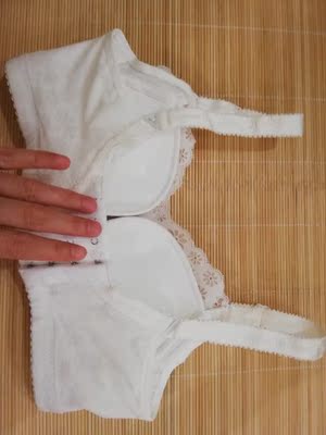 款式简洁大方，颜色干净，纯棉材质，买的厚胸垫的内衣，不得不说这是一次满意的购物。