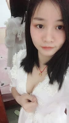 很性感的深V领，里面穿比基尼?非常性感！！！赞赞！！！