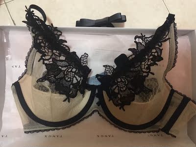 一直种草，纠结买一套还是单买，最后决定先试试bra。果然不出所料很好看，极致诱惑，就是露点，棉布完全在点点下面，没关系，用个乳贴就好。拉拉怎么能设计出这么好看的内衣？喜欢拉拉，身材好sense好，挺你！btw，包装怎么那么好看！