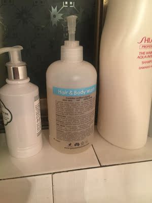 和以前自己海淘的差不多，就是瓶子上的膜不一样了，以前是光滑的，现在是磨砂的，气味是一样的，用了一段时间没出现什么问题，我现在怀孕和孩子一起用这个，价格便宜，过段时间拿妈妈从澳洲带回来的对比下再追评！