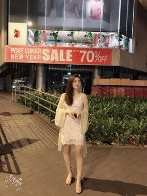 上新就看中这个款了，夏天喜欢穿白裙子，每年夏天都要买蕾丝白裙子，这款的蕾丝面料滑滑的，软软的薄薄的，不像我以前买的棉线的蕾丝裙子厚，这样的夏天穿更凉快，款式也好看，价格也便宜。以前在实体店里都是买七八百，也就穿了一个夏天第二年就不想穿了。