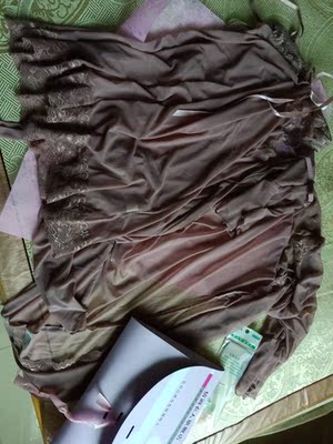 睡衣收到，面料柔软顺滑，穿上很舒服，老公说很漂亮，卖家服务很好，还送了一把梳子。