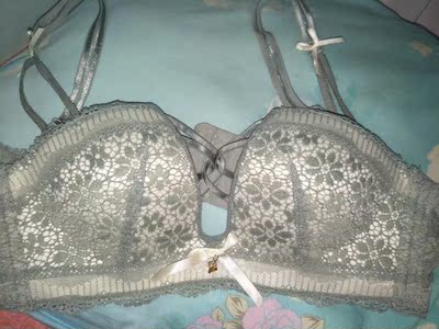 绿色这件质量很好很少女，豆沙粉那件那件好像版型有点奇怪，上围会有点往外翘。