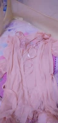 首先是材质有蕾丝的地方没事都很软，一点也不扎身，衣服的颜色也很正，除去蕾丝以外的布料都是滑滑的，很透气，穿在身上一点也不热，嗯，很喜欢，小性感☺