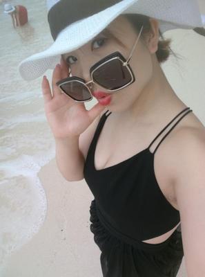 OK的。好穿。夏天避免不了吊带啊。露背装啊。避免内衣肩带外露尴尬。之前买过别家的，粘性不好。这一家很推荐。粘性好。重要的是适合下垂胸的妹妹。哈哈哈。