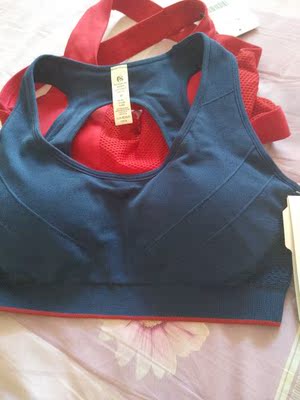 这款宝贝，上身效果很好。不压胸。打算还在入手一件。