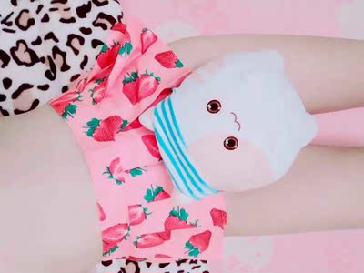 可爱的喵喵我来了，草莓的衣服炒鸡好看，喵喵喵。。