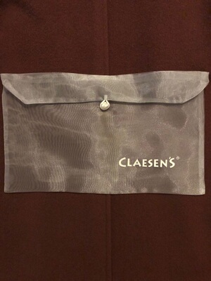 银灰色带logo的包装盒简约大方，每件文胸装在一个浅灰色纱袋里，太让我喜欢了，还有走心的手写贺卡。最关键的还是文胸真的超级舒服，摸上去软软糯糯，做工细致，连里面的海绵垫都是带缝边的，这么用心做产品的品牌很赞。但是没收到其他评论里晒的帆布袋，问客服说是活动结束了，等下次回购的时候补寄一个。好吧，会回购的，下次试试黑色和肤色