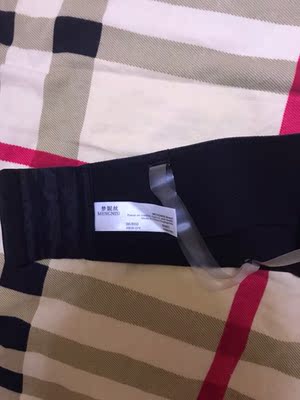 这款文胸对于大胸的妹子来说真是不错的选择，不用肩带也不怕掉呢，松紧很贴身。不怕掉，罩杯也很完美，大胸的妹子可以尝试，比在内衣店买的两三百的穿起都还完美！！！