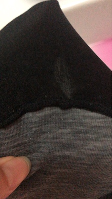 第二次购买了 没想到这质量....... 刚刚收到货就准备洗洗 一打开黑色内裤后面的地方有个洞 缝纫时疏忽的 最夸张的是紫色这套严重掉色 漂洗四遍还在掉色 黑色内裤不知道上面是什么晶体物质还是什么亮晶晶的 直接扔了两条内裤 以后不会再复购 希望卖家注意质量和品质 第二次购买了 没想到这质量....... 刚刚收到货就准备洗洗 一打开黑色内裤后面的地方有个洞 缝纫时疏忽的 最夸张的是紫色这套严重掉色 漂洗四遍还在掉色 黑色内裤不知道上面是什么晶体物质还是什么亮晶晶的 直接扔了两条内裤 以后不会再复购 希望卖家注意质量和品质