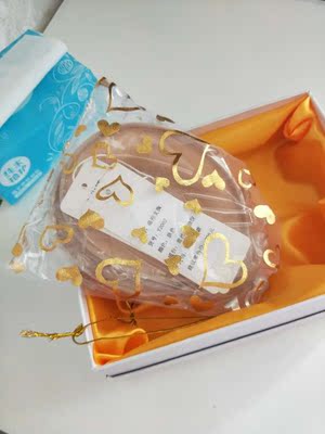 收到货后迫不及待的就试戴了一下，非常满意，与卖家描述的一样，胸贴与皮肤之间粘贴的非常牢顾！很贴身，中间的扣子扣好之后立马有沟了！聚拢效果很好，好产品值的推荐！