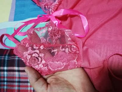 发货快物流快，包装很好，没有破损，睡衣很性感，质量很好，摸起来软软滑滑的，穿起来很舒服，颜色很正，和描述的一样，洗了不掉色，还送了腰带，送了香包，物美价廉，真值，五星好评！