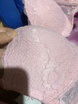 粉粉很好看，手机拍的比较浅，这个是中国制造的，质量也是杠杠的，只是我买了3个内衣，三个内衣都是不一样的生产地，感叹淘宝的强大