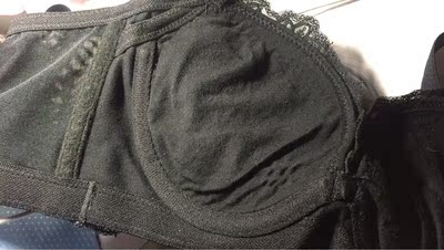 是不是正品我就不评价了，本以为是大品牌做工好些，结果有图有真相，线头多的不像话，贴肤的那一面也比较粗糙，对于硅胶我只想说呵呵，怀疑那个刺鼻的气味就是硅胶散发出来的，和实体店的相差很大。线上和线下价钱打了折扣，质量同样也打了折扣。客服说给五元红包，我想着不值当，实话实说，给有需要的人看，仅供参考。