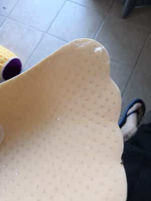 去泰国用的，第一次用就出现掉胶的情况，掉的身上一坨一坨的。不好用～不如自己买的三四十块的乳胶的～～真心不好，做生意不容易第一次不好的评价写这么多。