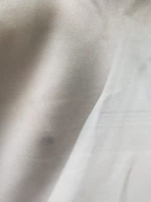 买回来洗一下这衣领把衣服都染上颜色，质量也太差了吧，晕死