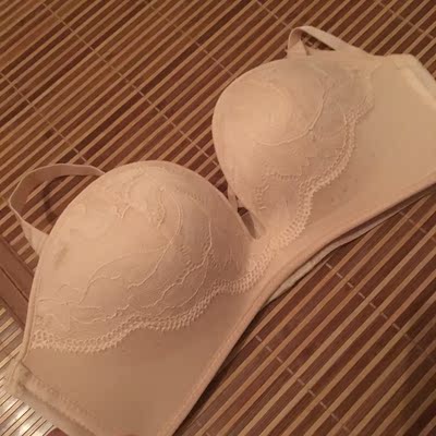 第一次在网上买到质量这么好的内衣，心里由衷的满意，穿上不勒，很舒服也不掉，建议购买！