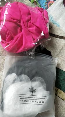 收到了，只是还没有给老婆试试怎么样，因为我喜欢怎么样都能好看。还给了一次性手套贴心