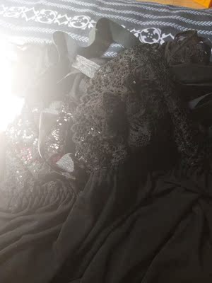 不太会照相，大家将就看看。本来想穿着照，家里一直有人不方便。很性感，肩部的设计正好把手臂上最肉的地方遮住。买过无数次了，内衣内裤，睡衣，强烈推荐像我这种肉肉的，又想性感的！