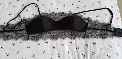 真的，100多的东西感觉就像几十块的货，后背扣的那个地方做的真的是差，扣着的时候还漏出了三个扣，都没有内衣扣的严实，吊子用力拉感觉就像是要拉断一样都不敢太大力了。这个还是美背内衣，看图吧。胸呢？完全遮不住设计鸡肋，就算是小胸。看图吧