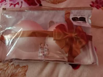 刚刚才拿回来,物流挺快的,不知道好不好穿,有点味,总之先给好评吧,穿过后再评价 刚刚才拿回来,物流挺快的,不知道好不好穿,有点味,总之先给好评吧,穿过后再评价