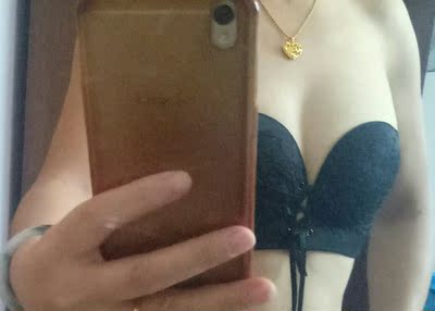 真心不错，以后就来她家买文胸啦，实惠！穿着舒服！原以为没背带会掉，一点都不会，穿了两天来评价的。以前总是没有100以上的文胸是不买的，这两件都不要100元，真好！