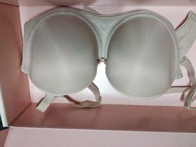 去年买了一个穿了觉得好穿想再买已经没码了，穿了一整个夏天，来搭衣服，无论是无肩带穿还是有肩带穿都十分舒服，效果十分好。今年看到有码了果断一下子买了两个，相比去年有点小改进，质感更好更轻更透气，效果是一如既往的好。夏天露肩无带穿肯定是没有问题的，防滑超好，比有硅胶的还好。去年的那个我今年都还在穿呢，质量真的没得说。平时穿衬衫和工作服加上肩带当普通内衣也很好，无痕设计衣服上不会透出印来，穿着舒服，这款比我买的店里的另一款更聚拢些，内衣松紧合适，不会紧勒，穿了一天很轻松不会有勒痕。很透气 真的不会掉啊 而且贴合胸部，不会空杯，显胸型，聚拢集中效果还是可以的。