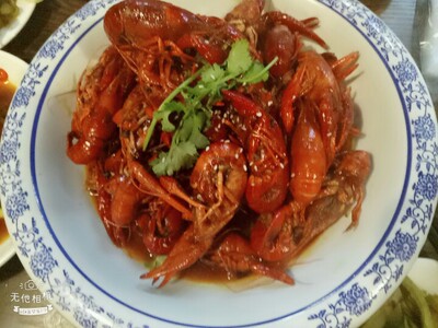 还没穿，有点厚。感觉好看。留着冬天穿，应该好穿