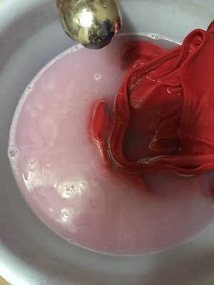 拿到衣服就直接水洗了有点褪色，另外试穿的时候发现胸垫非常靠上，因为布料和胸垫是订在一起的所以也没办法调整～总的来说就胸垫这块不舒服