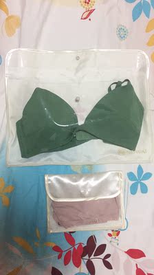 超级喜欢,穿起来很舒服,没有任何压迫感,质感和颜色还有单薄的设计都超爱。 超级喜欢,穿起来很舒服,没有任何压迫感,质感和颜色还有单薄的设计都超爱。