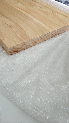 桌子颜色还很纯,板子也很厚实,铁艺的桌腿还不差。 桌子颜色还很纯,板子也很厚实,铁艺的桌腿还不差。