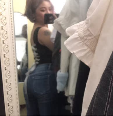 绑带那个地方有点麻烦,其他都挺不错的,衣服边缘的一圈蕾丝边感觉不是很搭,有了蕾丝边显得比较low😂,背面好看,整体不错啦 绑带那个地方有点麻烦,其他都挺不错的,衣服边缘的一圈蕾丝边感觉不是很搭,有了蕾丝边显得比较low😂,背面好看,整体不错啦