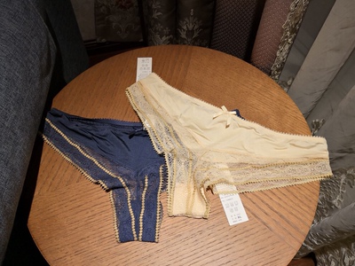 快递挺快的，颜色是米黄色的要深点，可能模特皮肤黑，所以显得白。我165，59.2的体重，穿L的有点点松，不知道有些说穿得紧的是什么情况？感觉应该买个小一号的吧！