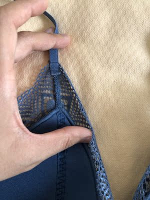 内衣内测肩带和胸垫之间连接部位质量不行不经事，如果可以用肩带直接与胸垫相连接兴许会好点，其他都很满意，凉快舒适，望改进