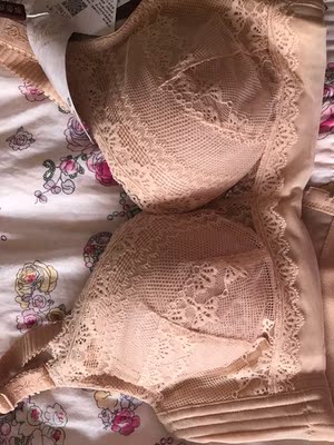 强烈建议店家的文胸尺码齐全点！买的这尺码胸围小了，罩杯又合适，想要85A，可夏娃家没这尺码，只有85B！这叫胖子胸又小的怎么选！没办法只有让店家寄加长扣来！