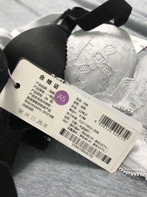 图片很好看，可是拿到手这款有点让我失望，颜色是店家的纯白色，我拍的有点发黄了～ 是薄款，有送衬垫，但是不显胸，面料也不是很好，不是很推荐～内裤更加不要说了，完全不能穿的，里衬都不是棉的质感，扔掉了&hellip;仔细看了吊牌觉得用料不是很好，都不是全棉材质，内衣应该是A类品吧，B类贴肤穿不知道会不会有影响&hellip;建议店家应该改进下内衣的面料，你们家的内衣对小胸来说很适用，但是内衣最主要的不是穿着舒适吗？！