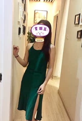 裙子很美，用盒子包装很精致，可送人。。修身，大露背出去玩外穿OK。图片灯光微黄，有色差，实物是很正的绿色。。实在喜欢，晒图。。PS：穿了再来追评