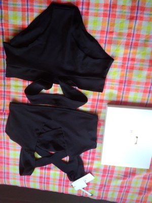 买到后在小床上照的