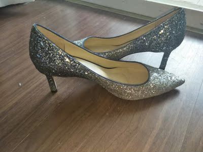 很漂亮~拍婚纱照买的~跟不是特别高，但是穿上半天也还是挺累脚的。整体来说很满意~