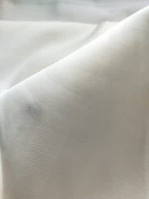 买回来洗一下这衣领把衣服都染上颜色，质量也太差了吧，晕死