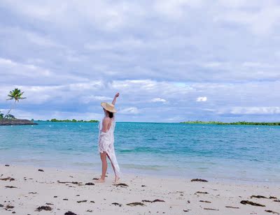 穿着挺好，看起来很性感但实际没有很暴露。