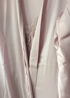 衣服做工很好，很软和，穿起来很也舒服，非常值得推荐