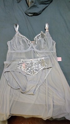 找了好久这种文胸式睡裙，这两款真的很好看，很适合大胸，穿的很舒服。黑色这款特显瘦，完美~银灰色这款也好看，更适合白皮。我两个买的一样大，不过感觉银灰色略紧些。客服服务态度很好，有新款会再来~