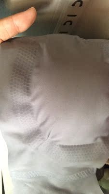 很好穿，穿着很透气，又不勒人，很喜欢，不怕滑带，