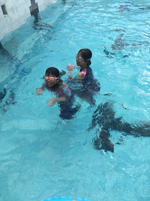 质量非常好，看着很紧，以为小了，我拿来在我的大粗腿上试下，很容易穿上了，所以看着紧，其实很好穿，很舒服 质量非常好，看着很紧，以为小了，我拿来在我的大粗腿上试下，很容易穿上了，所以看着紧，其实很好穿，很舒服